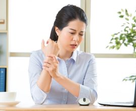 Carpal Tunnel in office | Hollingsworth & Hollingsworth Law Firm | San Diego